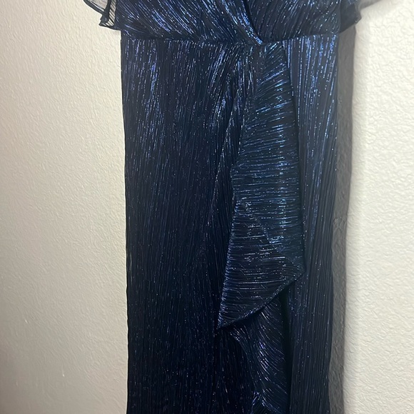NWT-Adrianna Papell Metallic Crinkle dress, size 8. - Picture 5 of 16